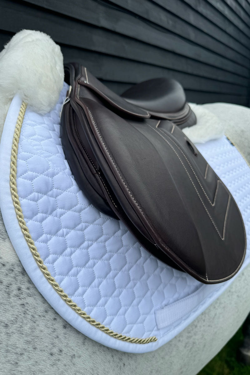 Mattes Jump Lambskin Saddle Pad with Champagne Piping White/White